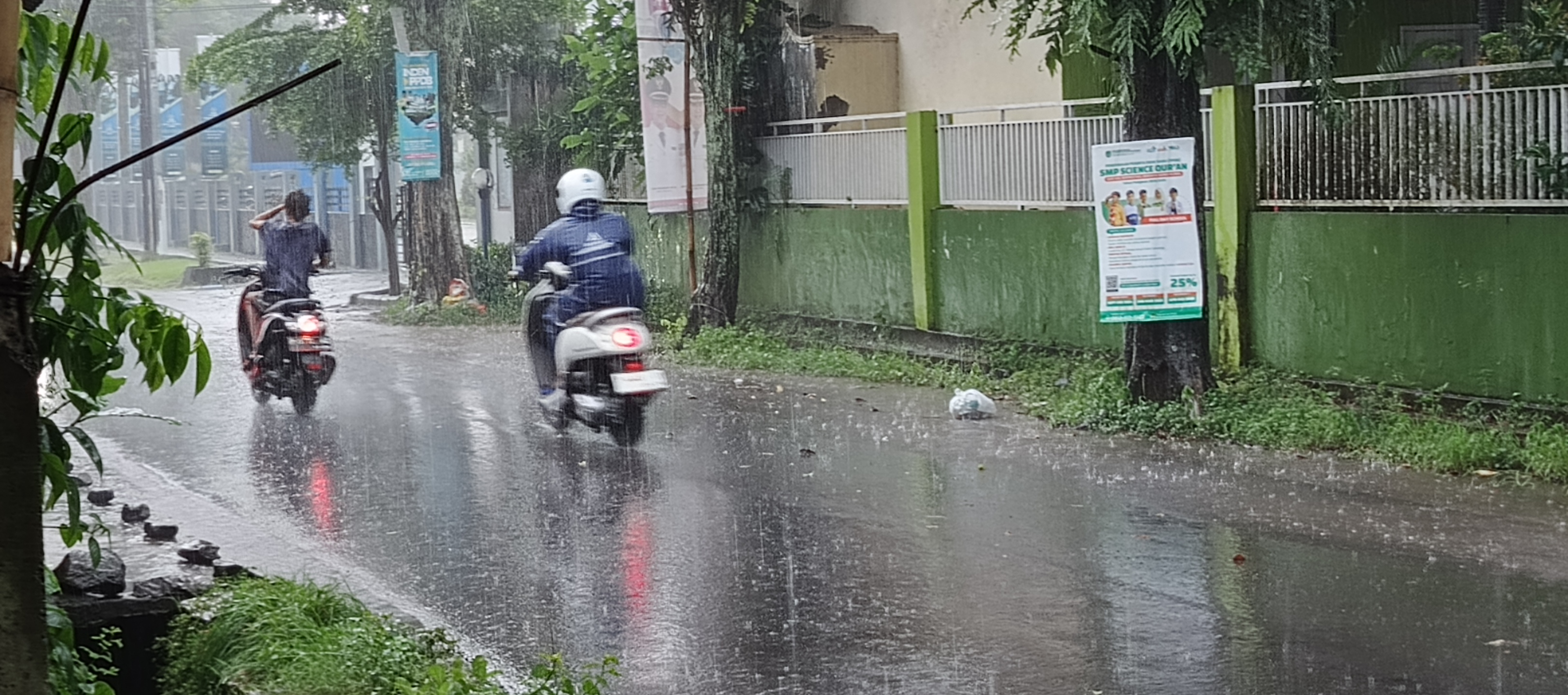 DERAS: Hujan deras yang mengguyur sekitar kawasan Jember kota dalam beberapa hari terakhir.