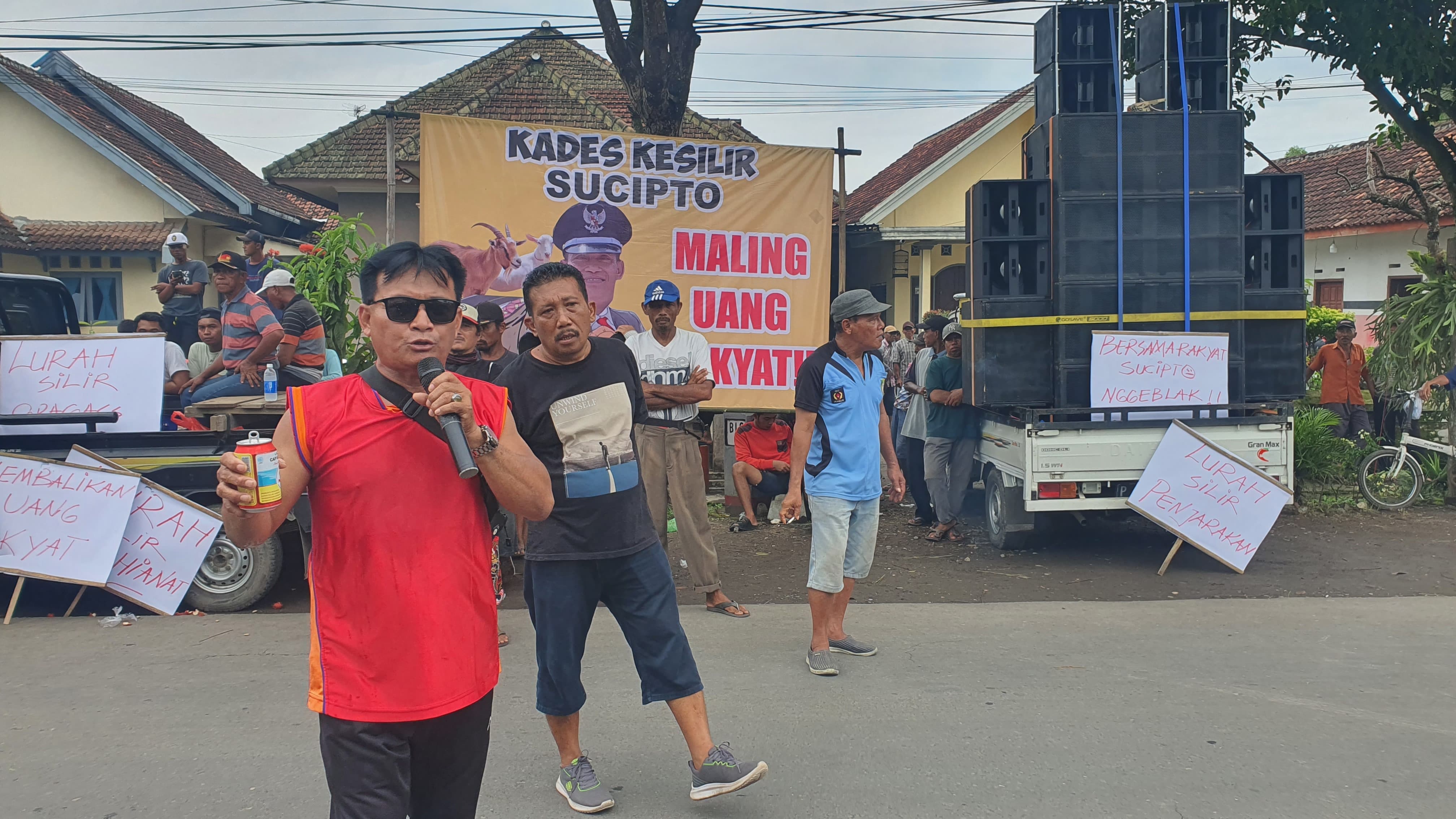 RESAH: Ratusan warga Desa Kesilir Kecamatan Wuluhan melakukan aksi demonstrasi di depan Kantor Desa Kesilir, Kamis (30/1) pagi.(AZZQAL AZQIYA
