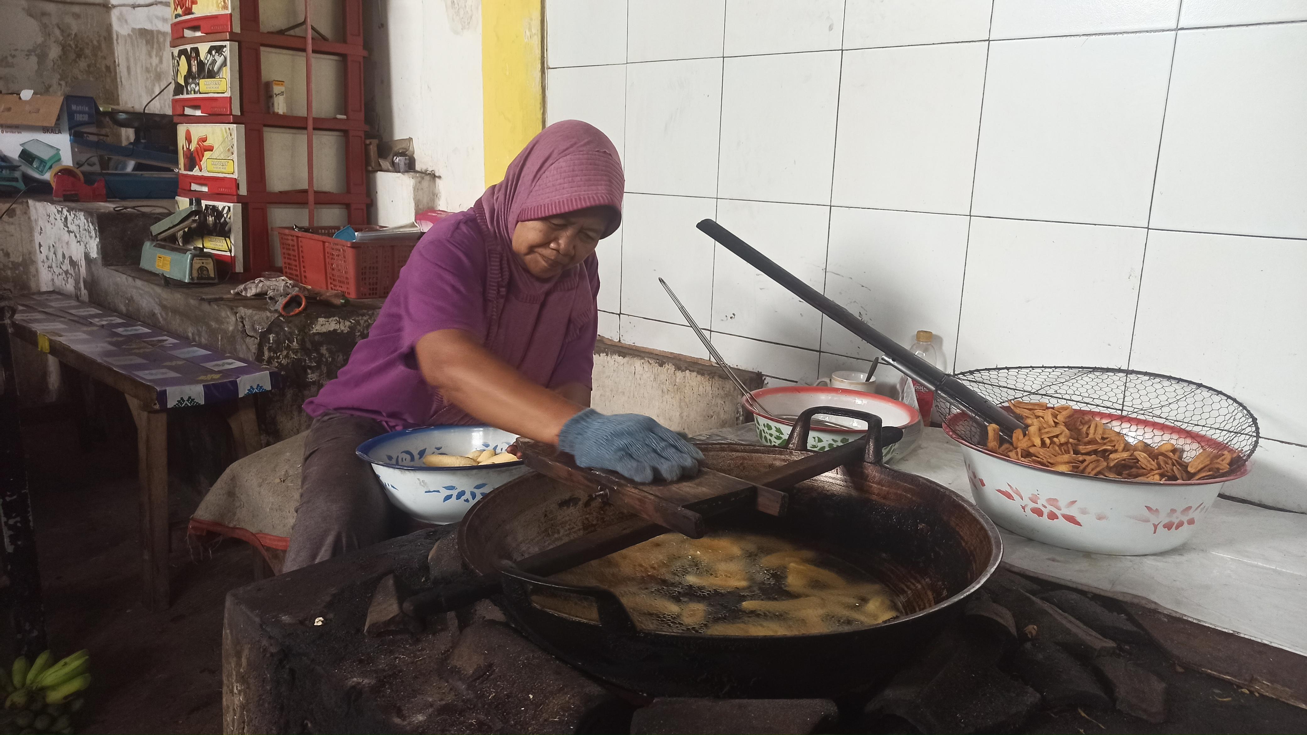 PENUHI: Salah satu pelaku usaha di Lumajang terus melakukan produksi kue untuk memenuhi permintaan konsumen.(ADE APRYANIS/RAME)