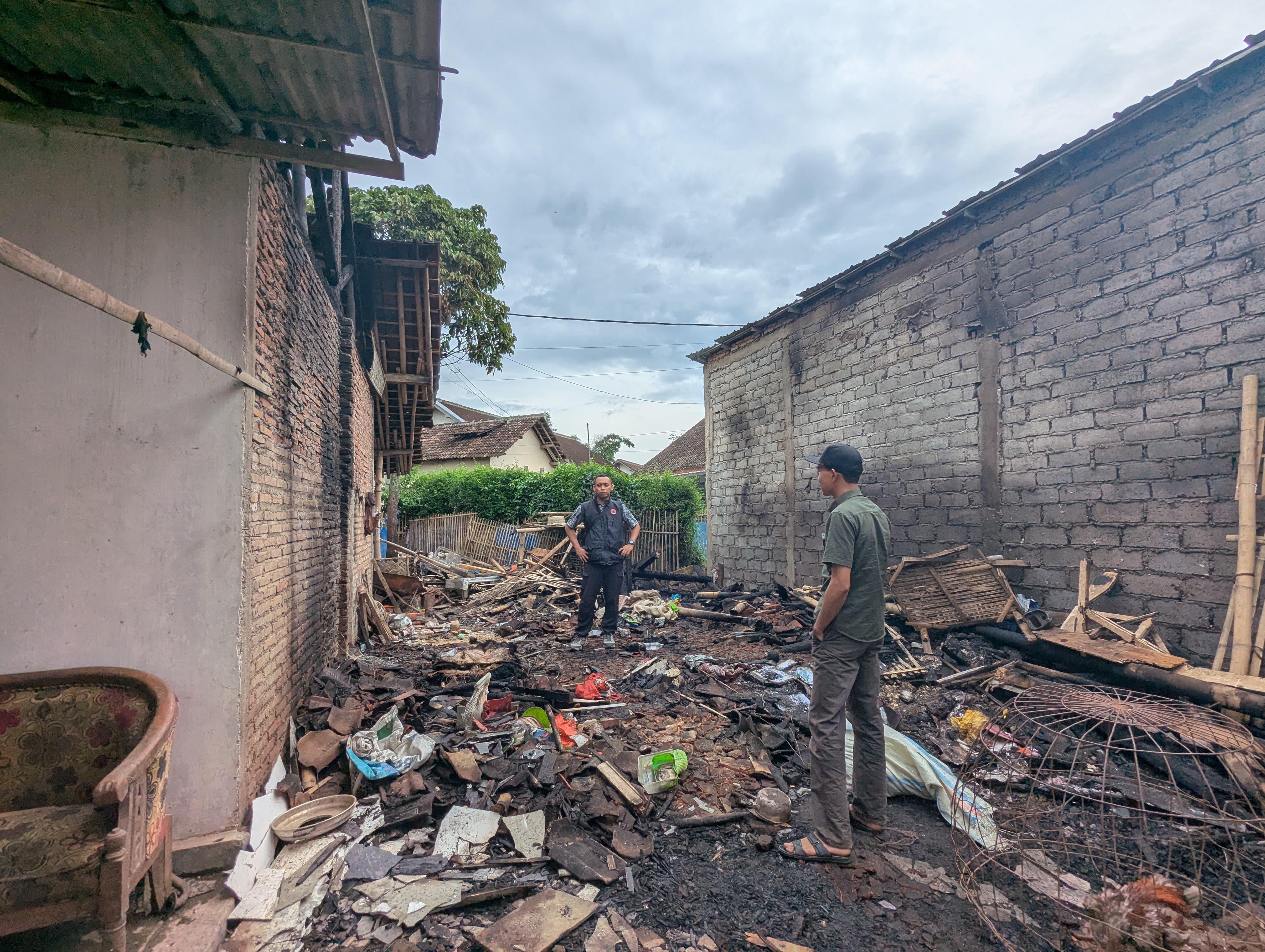 HANGUS: Kondisi dua rumah yang terbakar di Tamanan. Kondisinya ruang dapur mengalami kerusakan berat.