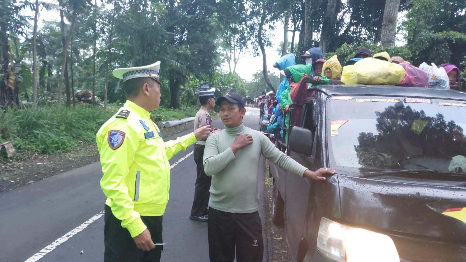 DITINDAK: Tim patroli Satlantas Polres Bondowoso saat menindak pengendara yang menyalahi aturan.