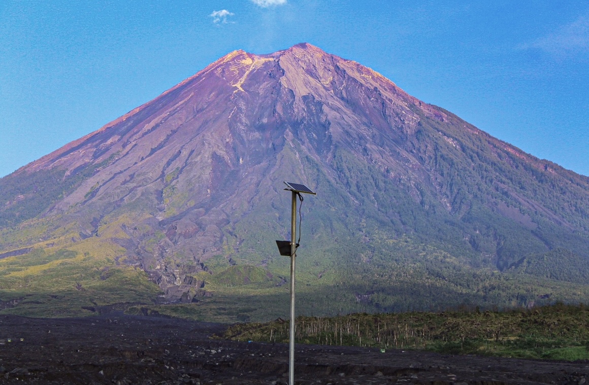 TERPASANG: Salah satu EWS jenis CCTV yang digunakan sebagai alat pemantau aktivitas vulkanis Gunung Semeru telah terpasang.(MUHAMMAD HASBI/RAME)