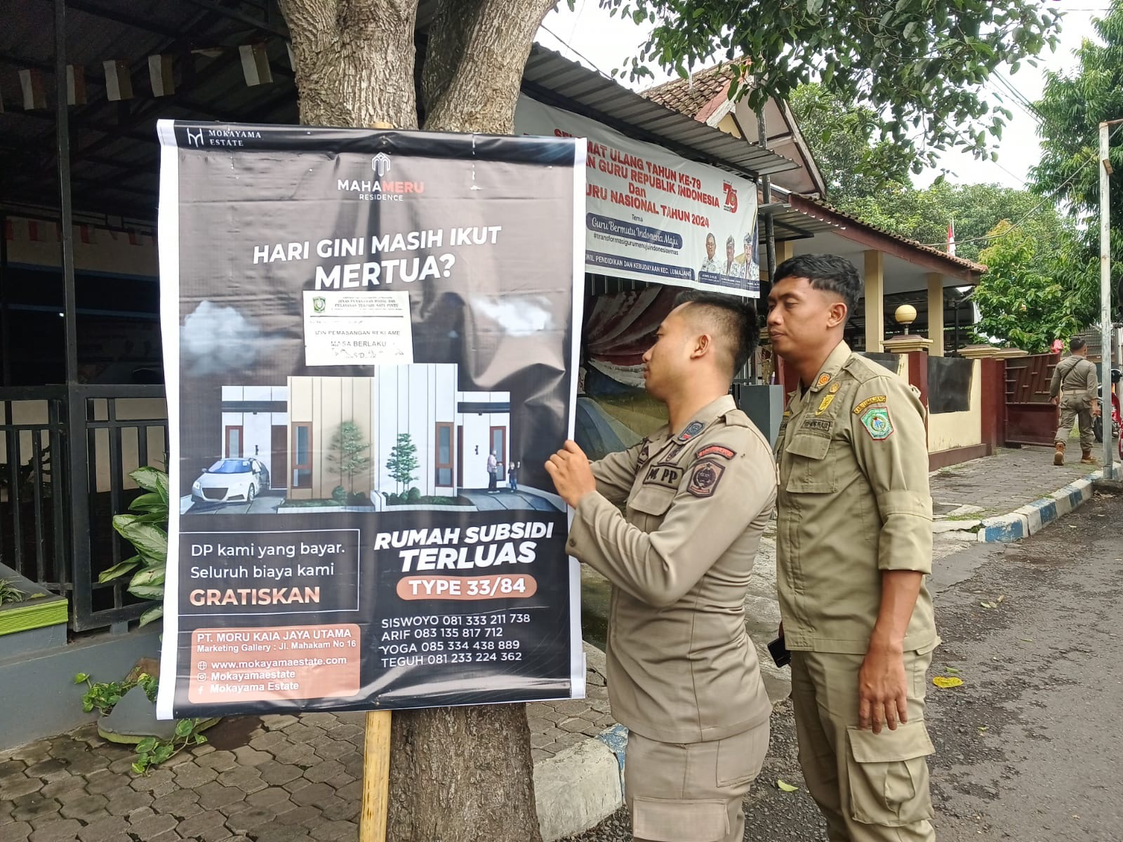 MELANGGAR: Petugas Satpol PP Lumajang melakukan penertiban reklame yang melanggar aturan.(ADE APRYANIS/RAME)