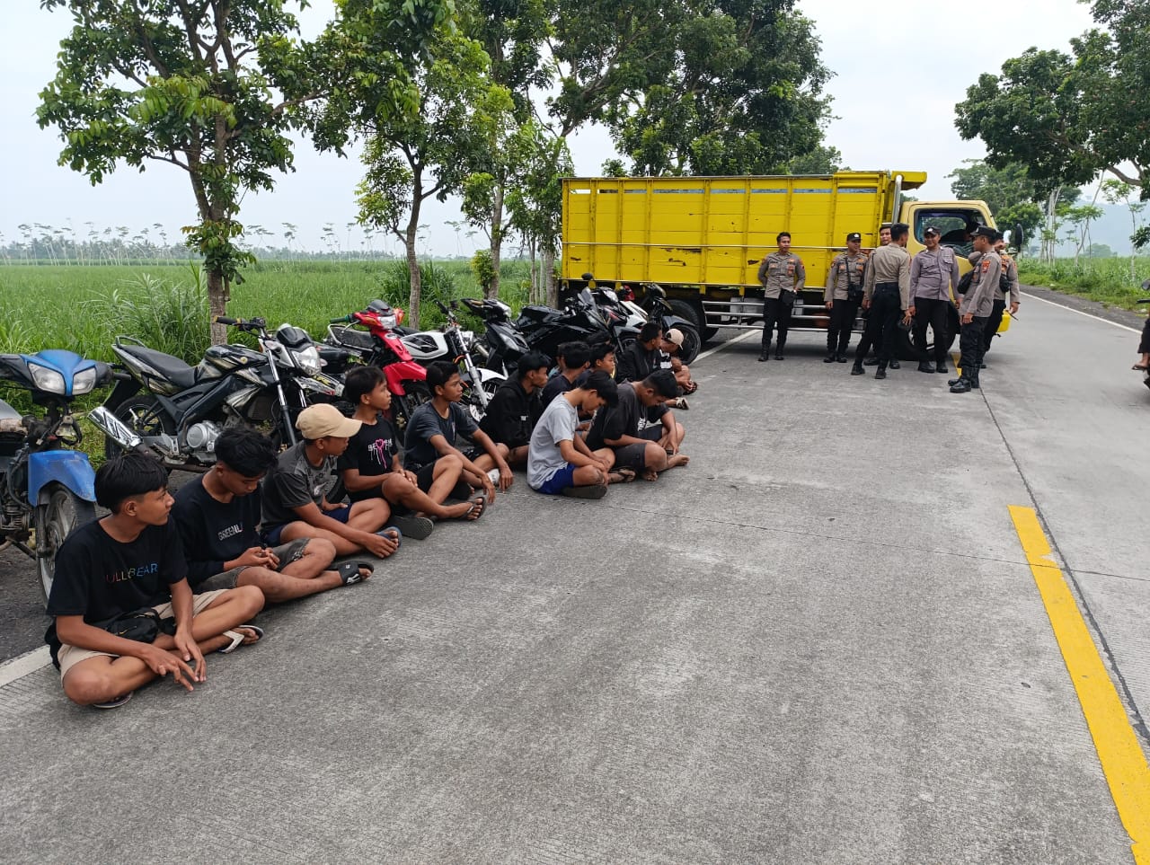 TECIDUK: Sejumlah remaja yang terlibat balap liar diberikan pembinaan dan sanksi, kemarin. (SATLANTAS POLRES LUMAJANG FOR RAME)