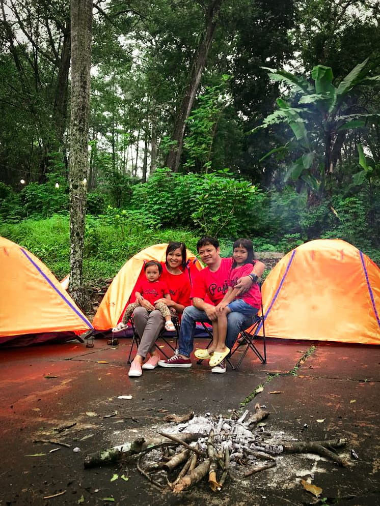 SANTAI: Pengunjung menikmati suasana camping di area Wisata Pemandian Tasnan