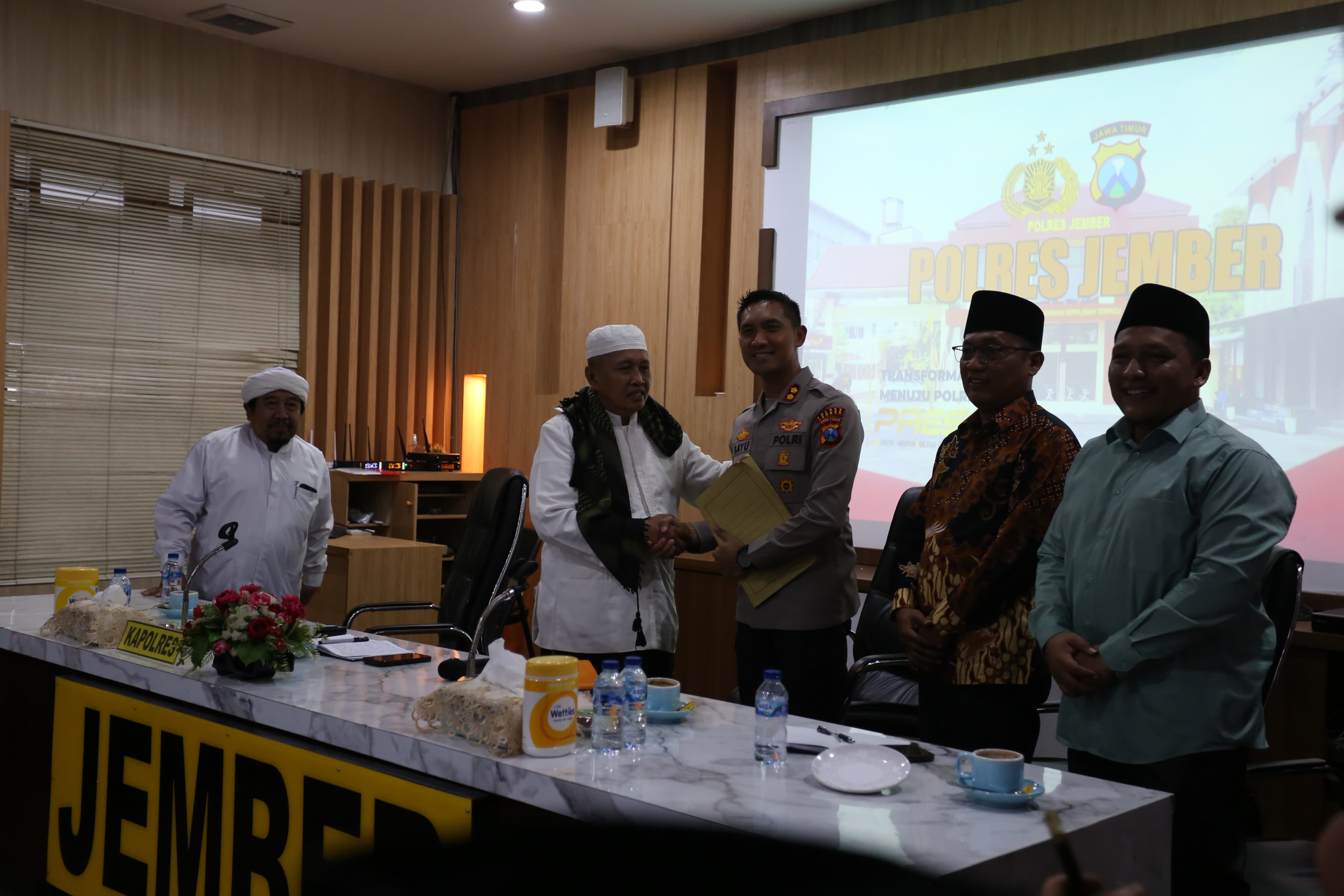 MINTA KETEGASAN: Sejumlah tokoh agama dan tokoh masyarakat di Jember, mendatangi Polres Jember untuk menyampaikan keresahan terhadap peredaran miras dan narkoba, kemarin