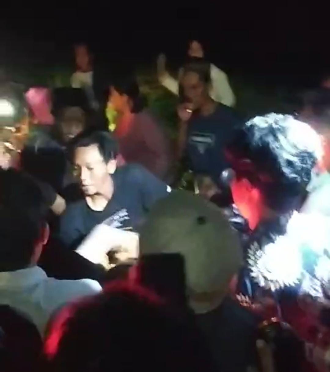 DIRINGI ISAK TANGIS: Tanggapan video warga saat proses evakuasi terhadap jenazah korban yang baru ditemukan setelah hanyut di aliran Sungai Dam Sukorejo, Dusun Tegal Gebang, Desa Sukorejo