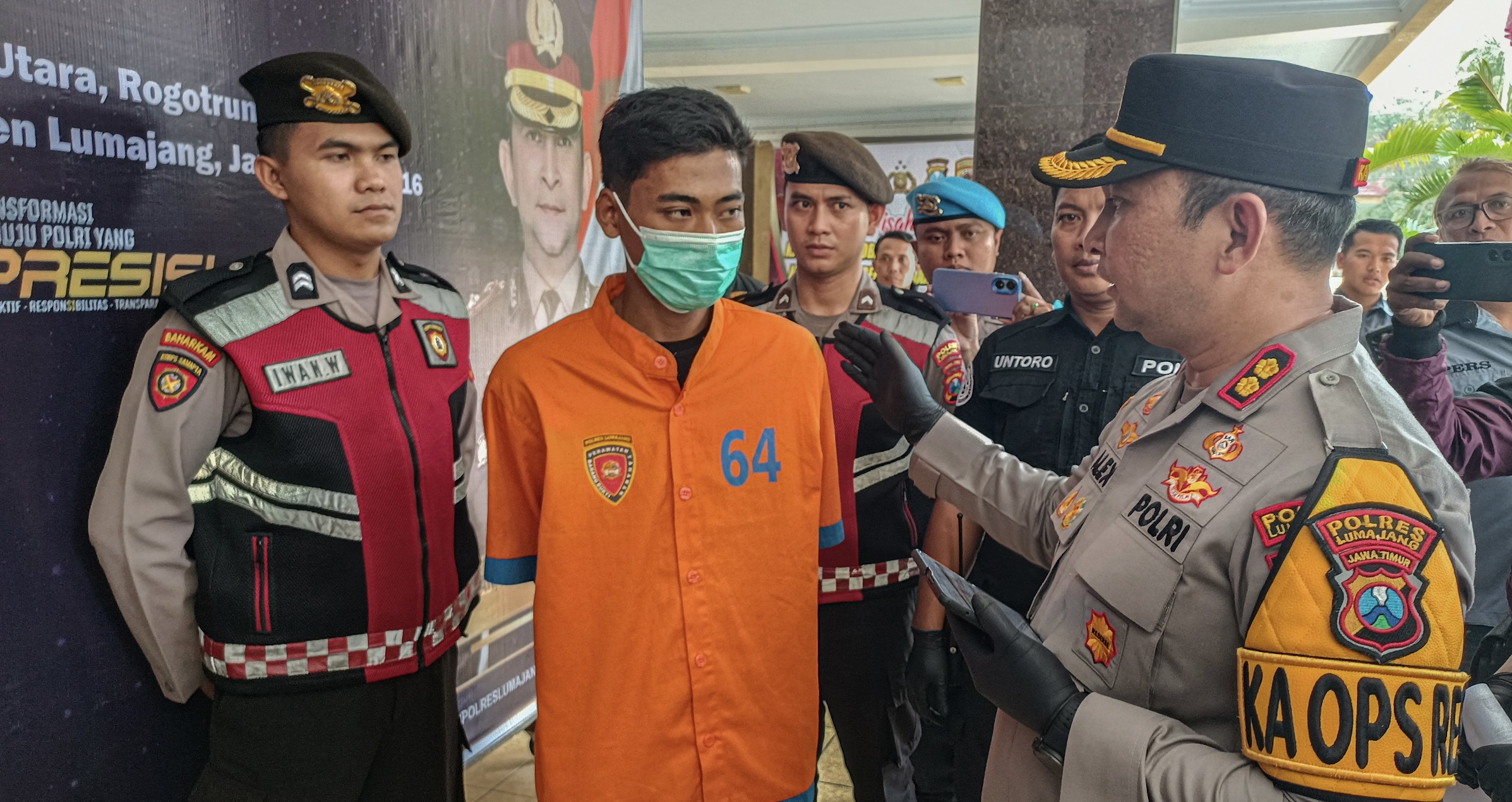 AMANKAN: Tersangka berinisial AN yang menyabet Robi, penjual gorengan Robi hingga meninggal dunia, kemarin. (MUHAMMAD HASBI/RAME)