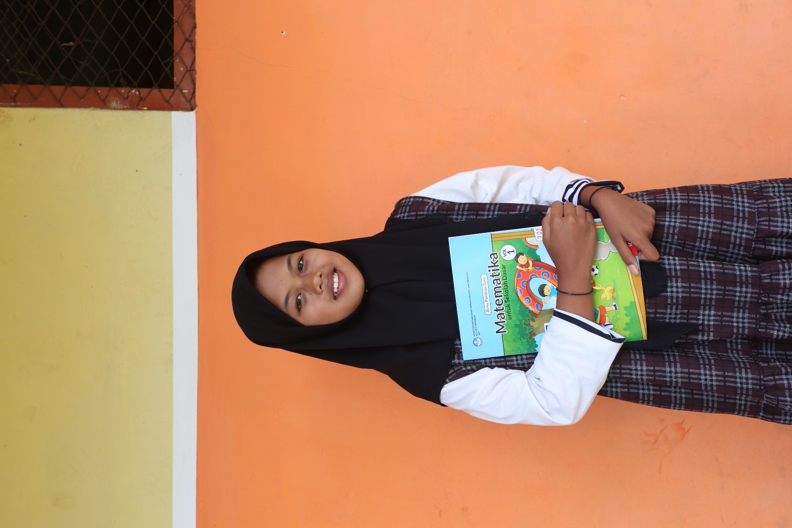 MULTITALENTA: Siswa SD Negeri Badean 02, Kecamatan Bangsalsari, Amarta Qotrunnada Salsabila, kerap tampil menyanyikan lagu religi dan berprestasi pada mata pelajaran matematika.