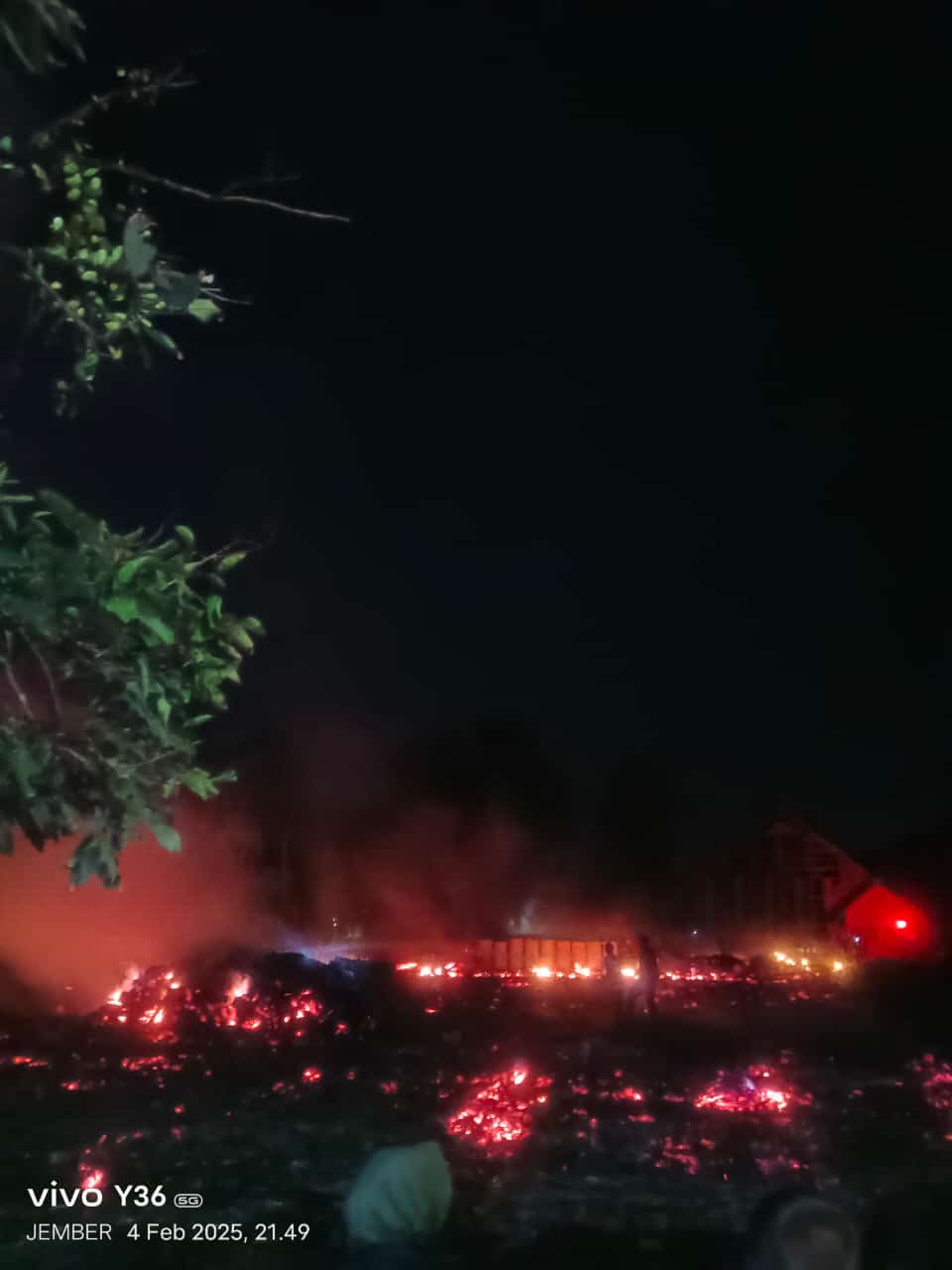 LULUH LANTAH: Kebakaran hebat yang melanda gudang pengeringan tembakau milik PTPN 1 Regional IV Jember, di dua lokasi sekaligus, di Desa Jubung Sukorambi dan di Desa Serut Panti