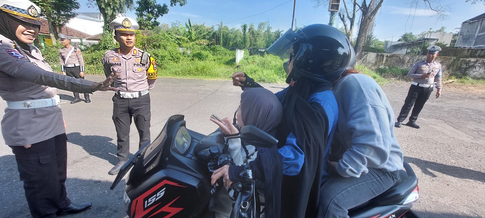 MELANGGAR: Pengendara sepeda motor matik yang berboncengan dua dan salah satunya tidak menggunakan helm saat terjaring penertiban di Terminal Pakusari, kemarin pagi (5/2). (JUMAI/RJ)