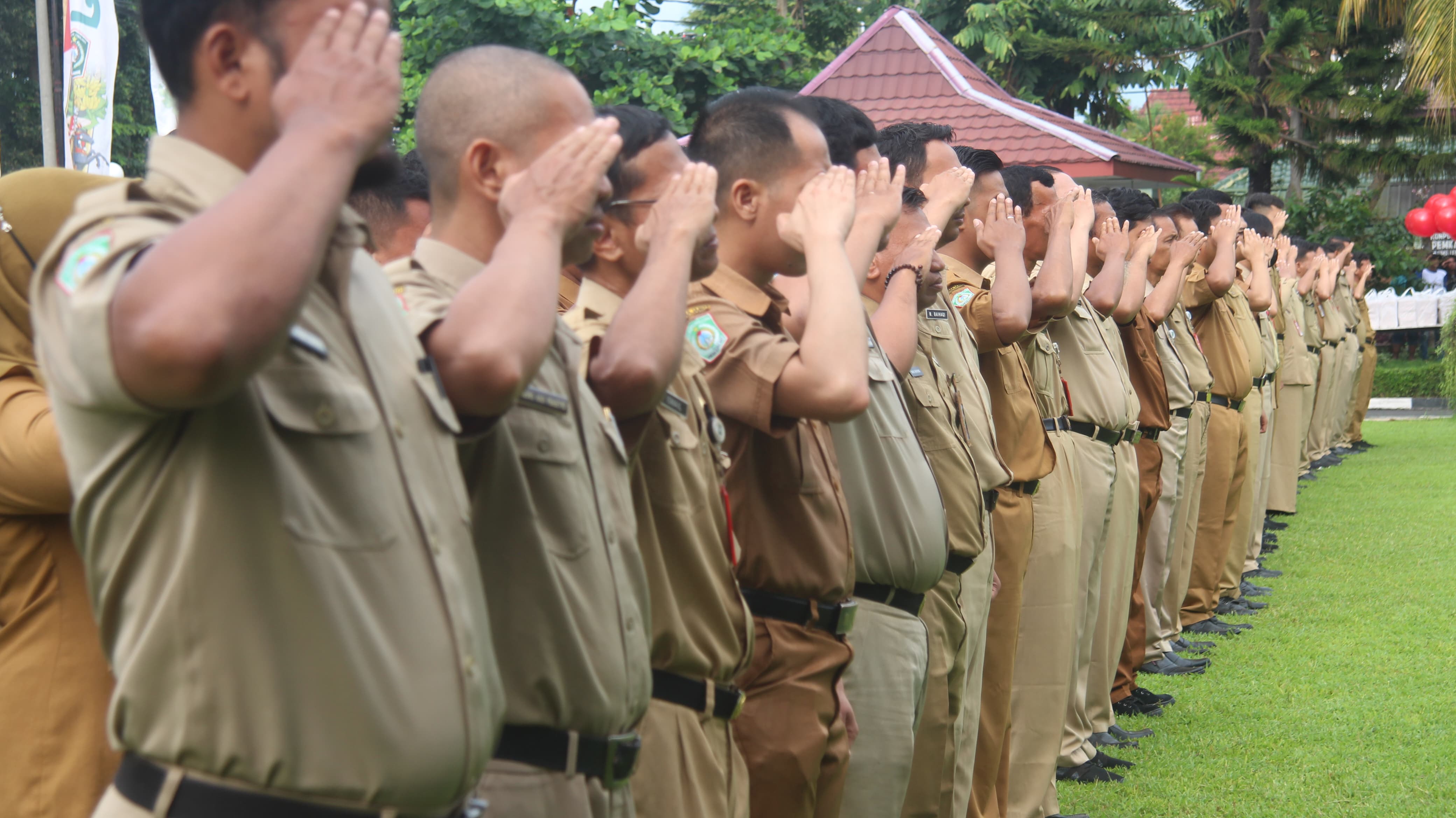 SAMPAIKAN: Sejumlah OPD menyampaikan data tenaga honorer yang tidak masuk database BKN dalam rapat penataan pegawai di Pemkab Lumajang. (MUHAMMAD HASBI/RAME)