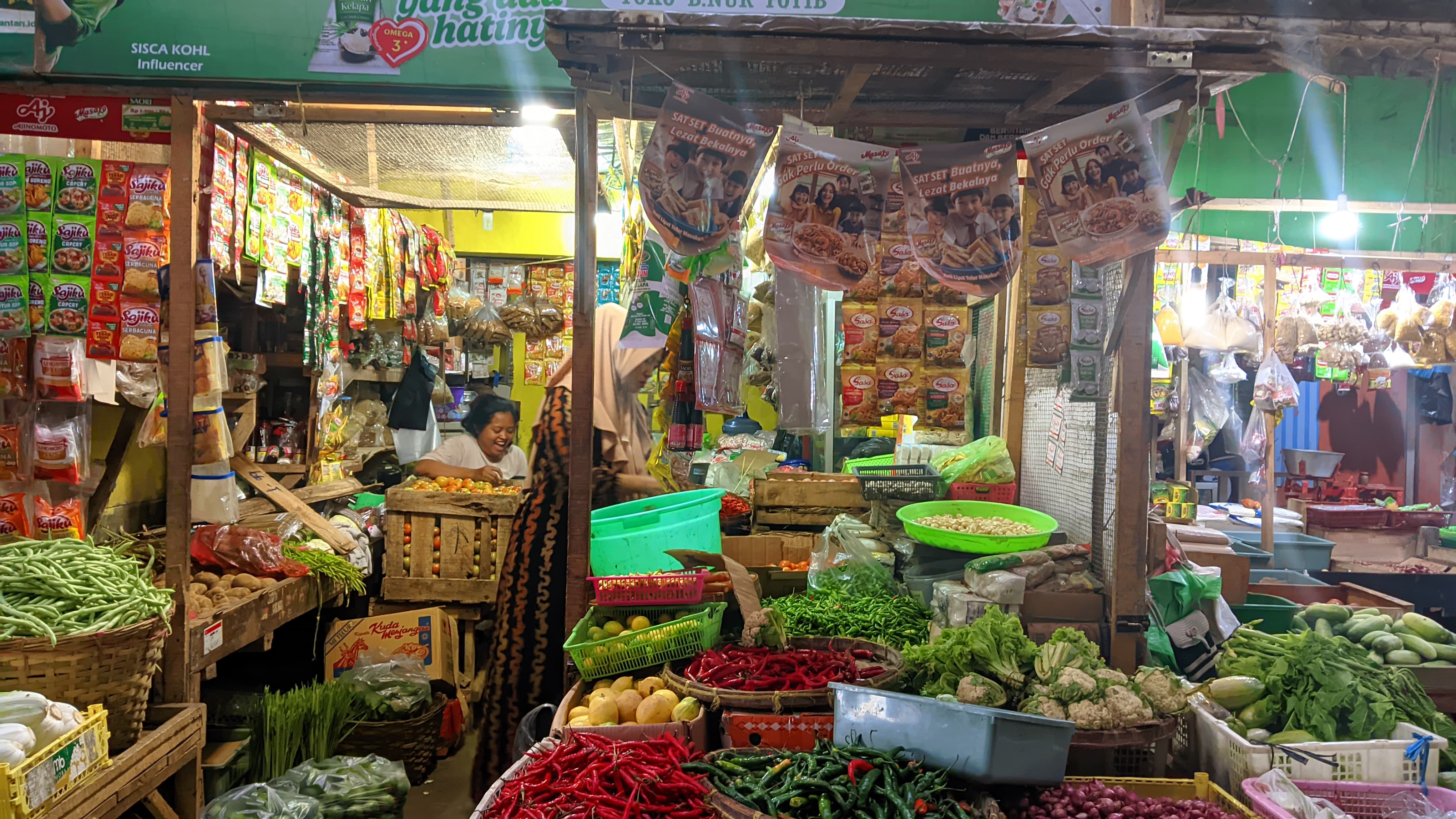 PASAR: Suasana Pasar Baru Lumajang yang direncanakan mendapat anggaran perbaikan tahun ini.(ADE APRYANIS/RAME)