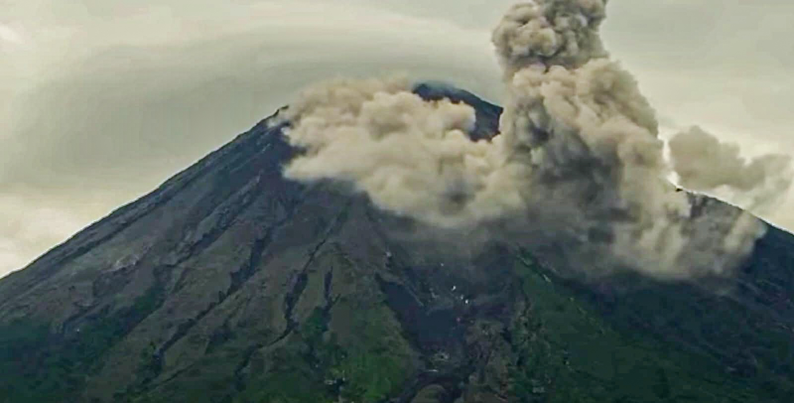 BADAI: Visual Gunung Semeru saat terjadi badai di puncak. (MUHAMMAD HASBI/RAME)