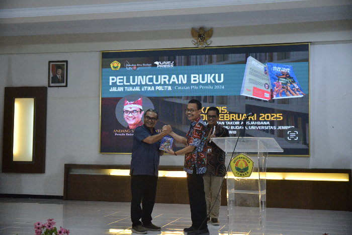 Dosen Fakultas Ilmu Budaya Universitas Jember (Unej). Dr Andang Subaharianto, menyerahkan buku berjudul &ldquo;Jalan Terjal Etika Politik, Catatan Pilu Pemilu 2024&rdquo; kepada Rektor Unej Dr Ir Iwan Taruna.