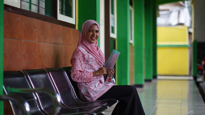 PERCAYA DIRI: Guru Pendidikan Agama Islam di SMAN Rambipuji, Linda Fatmawati, juga mahir berakting. YULIO FA/RADAR JEMBER