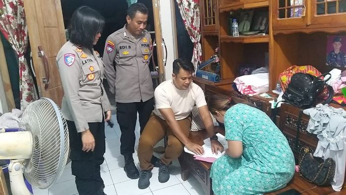 TERTANGKAP: Salah satu pedagang miras dimintai keterangan seusai dirazia Polsek Ambulu. POLSEK AMBULU