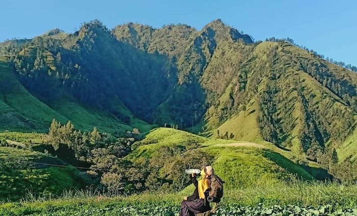 MEMIKAT: Para anak muda rela bersusah payah untuk menuju wisata hidden gem, yaitu Taman Galuh di Desa Sumberejo, Kecamatan Ijen. KADES SUMBEREJO
