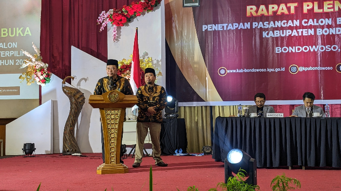 NAKHODA BARU: Calon bupati dan wakil bupati Bondowoso terpilih memberikan sambutan saat penetapan. HILMI BASKORO/RADAR IJEN