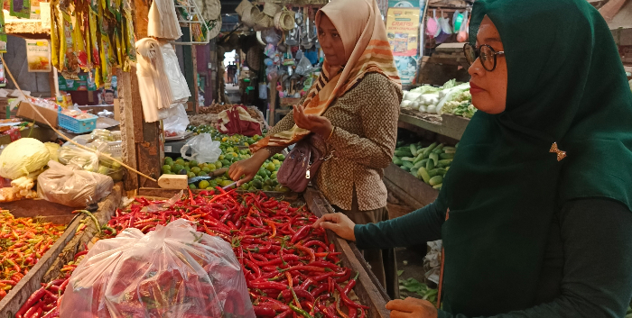 TERPANTAU LENGANG: Aktivitas pedagang dan pembeli di Pasar Tanjung Jember. Menjelang Ramadan, harga sejumlah komoditas berpotensi naik. MAULANA/RADAR JEMBER
