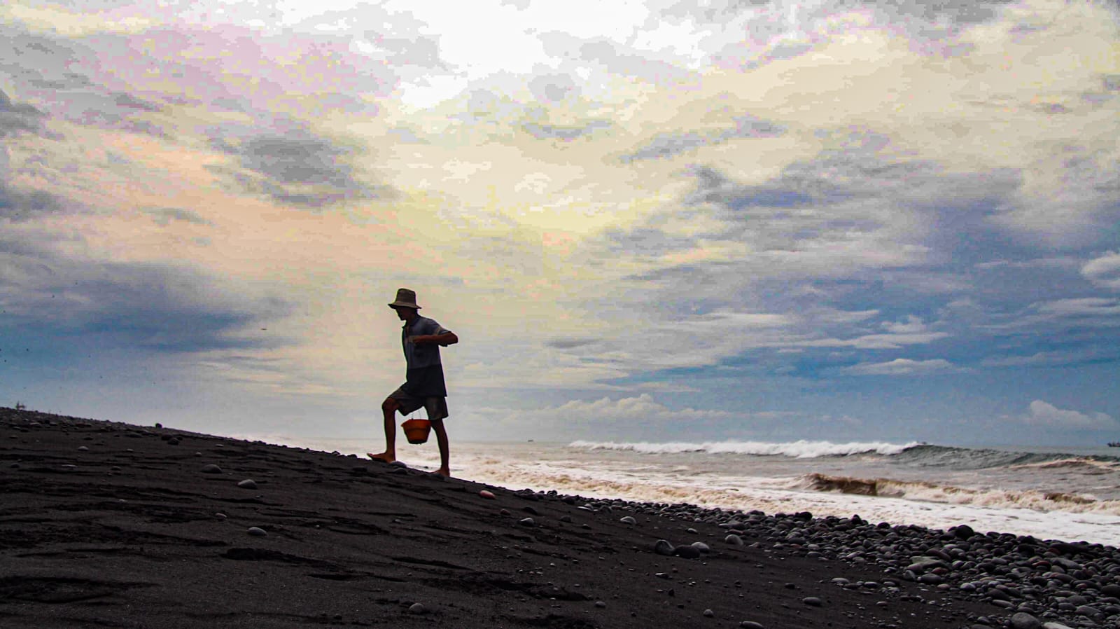 EKSOTIS: Keindahan pantai Bambang di Desa Bago, Kecamatan Pasirian, Lumajang, saat matahari terbit.