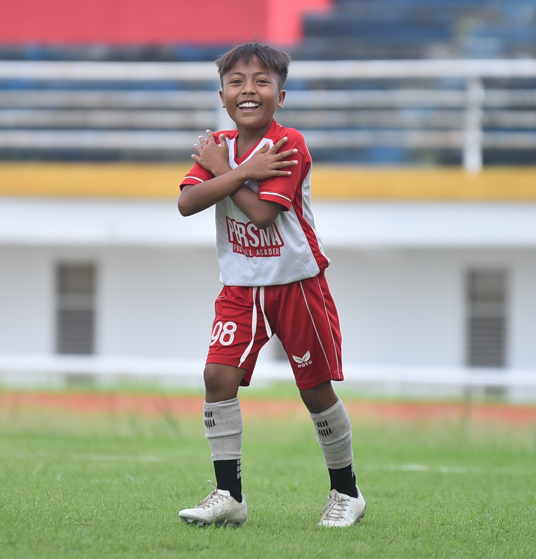 UNJUK KEANDALAN: Ahmad Bintang Farezzi, siswa SDN Mayang 02, meraih gelar top skor pada laga Festival Sepak Bola Anak Askab Jember, beberapa waktu lalu.
