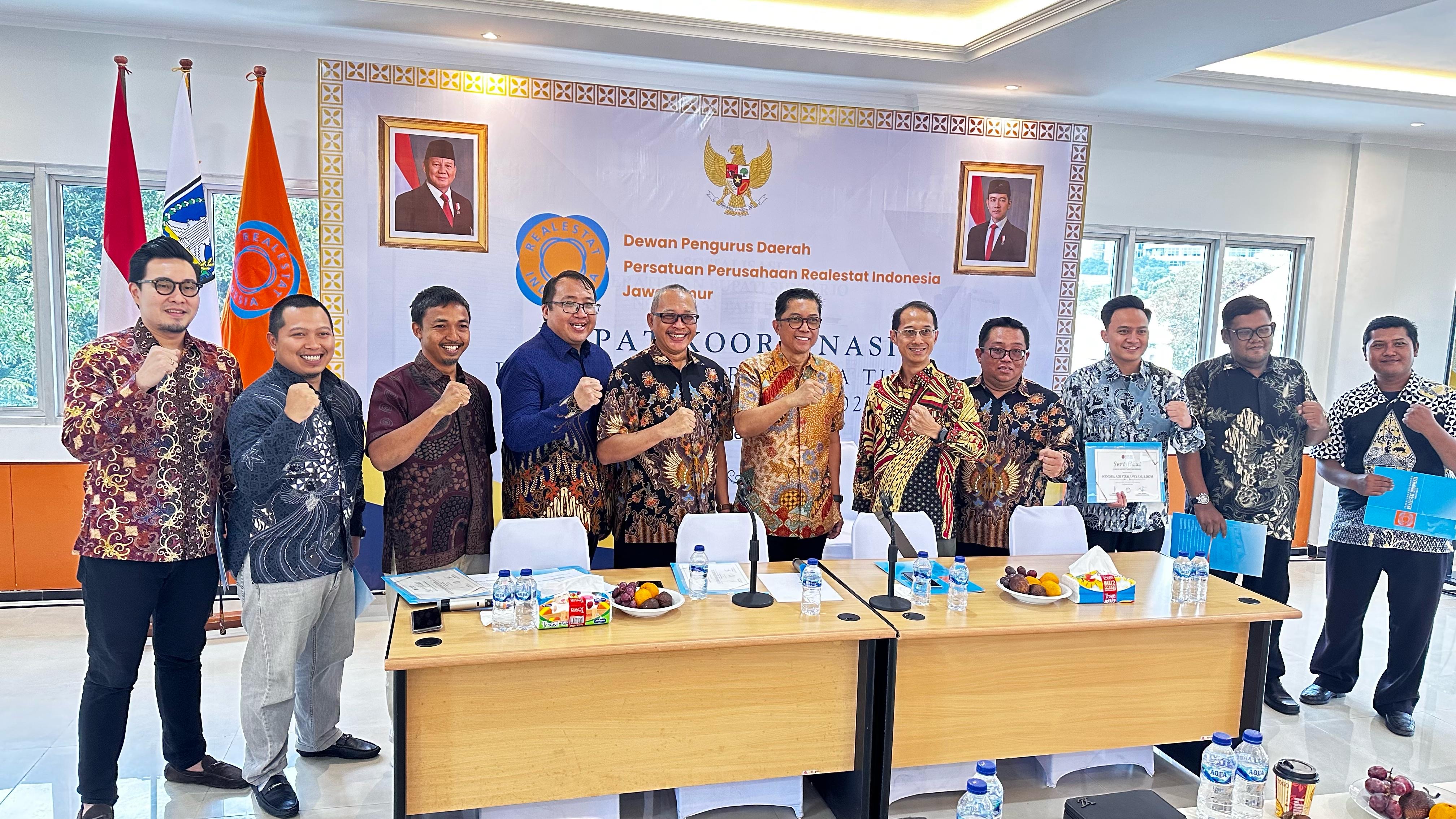 RESMI TERPILIH: Foto bersama Presiden Direktur Bintang Indonesia (BI) Group H. Imam Mashadi terpilih menjadi ketua DPD Realestate Indonesia (REI) Jatim Komisariat Lumajang dengan pengurus lainnya.(RAH