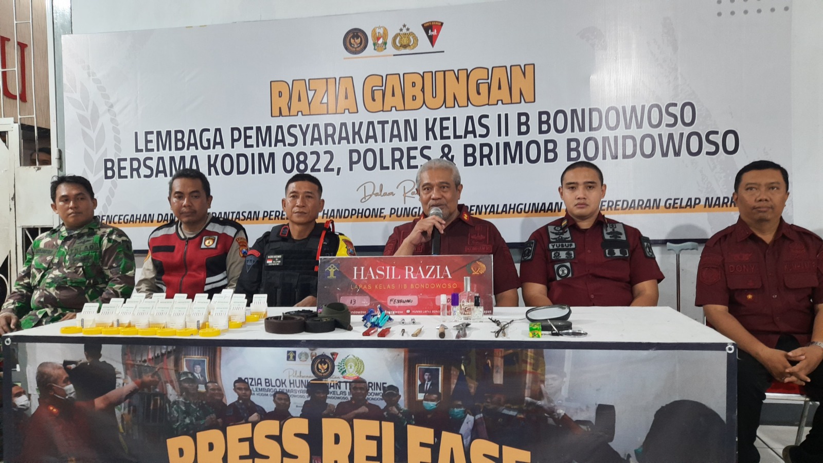 GELAR RAZIA: Nunus Ananto, Kalapas Bondowoso (tengah), bersama sejumlah petugas gabungan memperlihatkan hasil penggeledahan di lapas. (FAQIH/RJ)