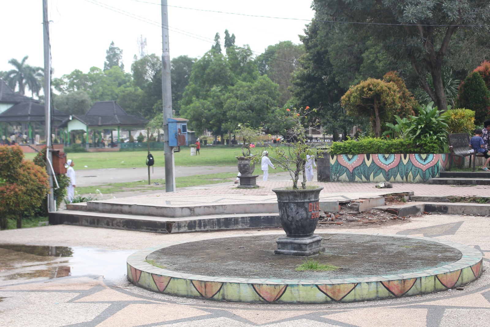 BANYAK YANG RUSAK: Kondisi taman Alun-alun Bondowoso yang mulai rusak di beberapa sisi. (FAQIH/RJ)