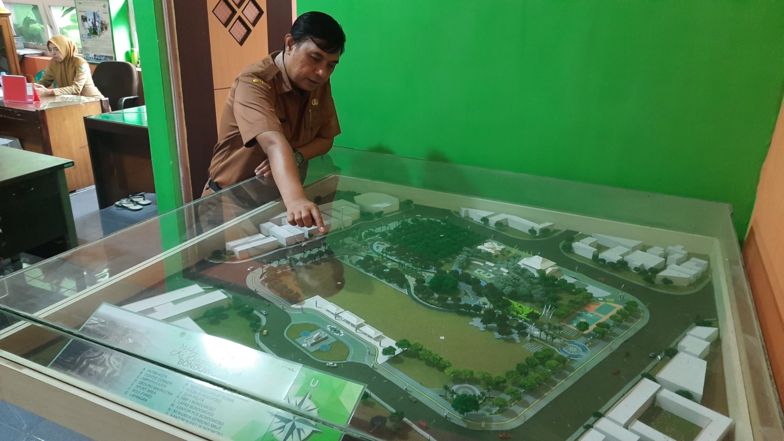 MENUNJUKKAN: Syahrial Fary saat menunjukan paket design Alun-alun Bondowoso 2022. (FAQIH/RJ)