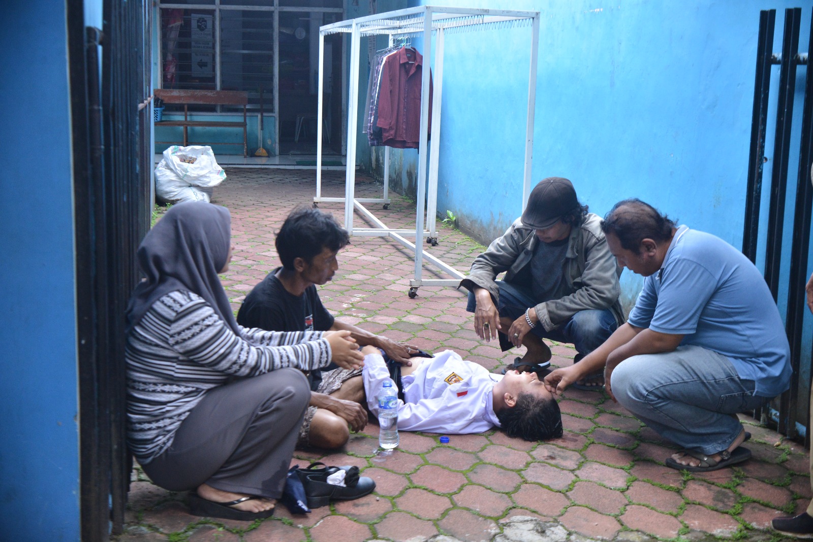 ATRAKSI: Siswa SMPN 4 Jember mengalami kesurupan di halaman sekolah, kemarin (17/2). (YULIO/RJ)