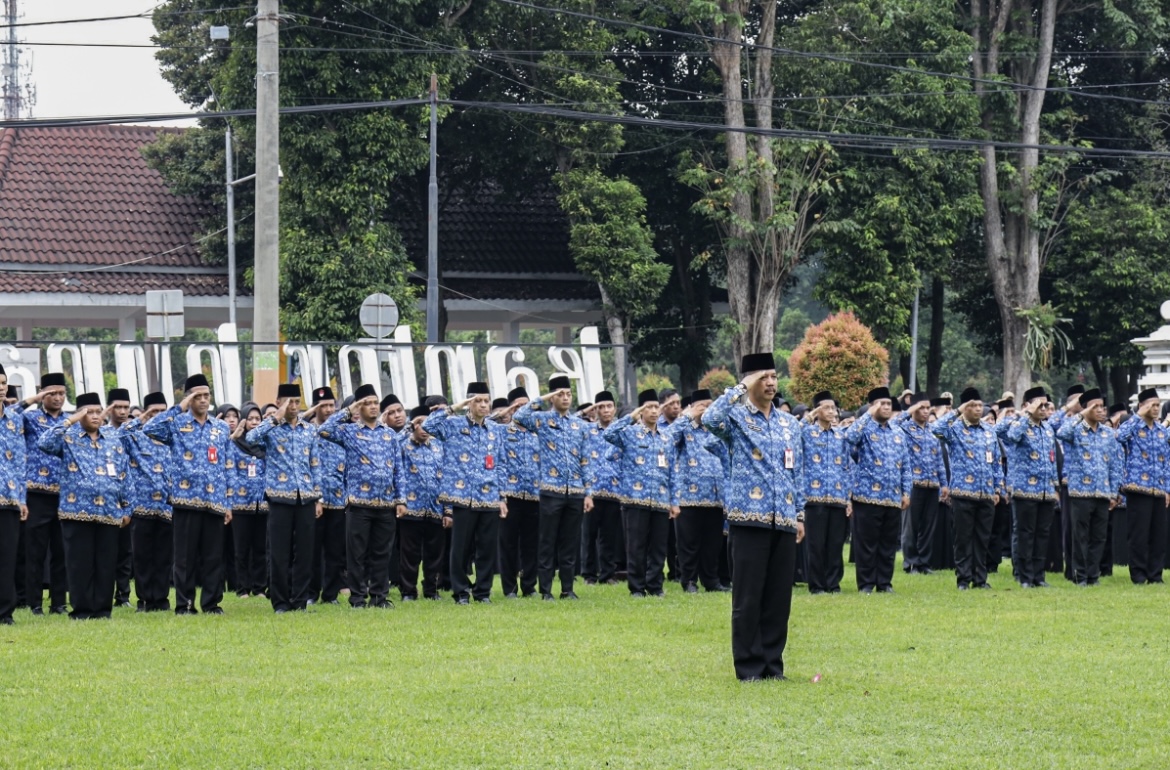 TERTIB: Apel di lingkungan Pemkab Lumajang yang diikuti oleh sejumlah pegawai. (MUHAMMAD HASBI/RAME)