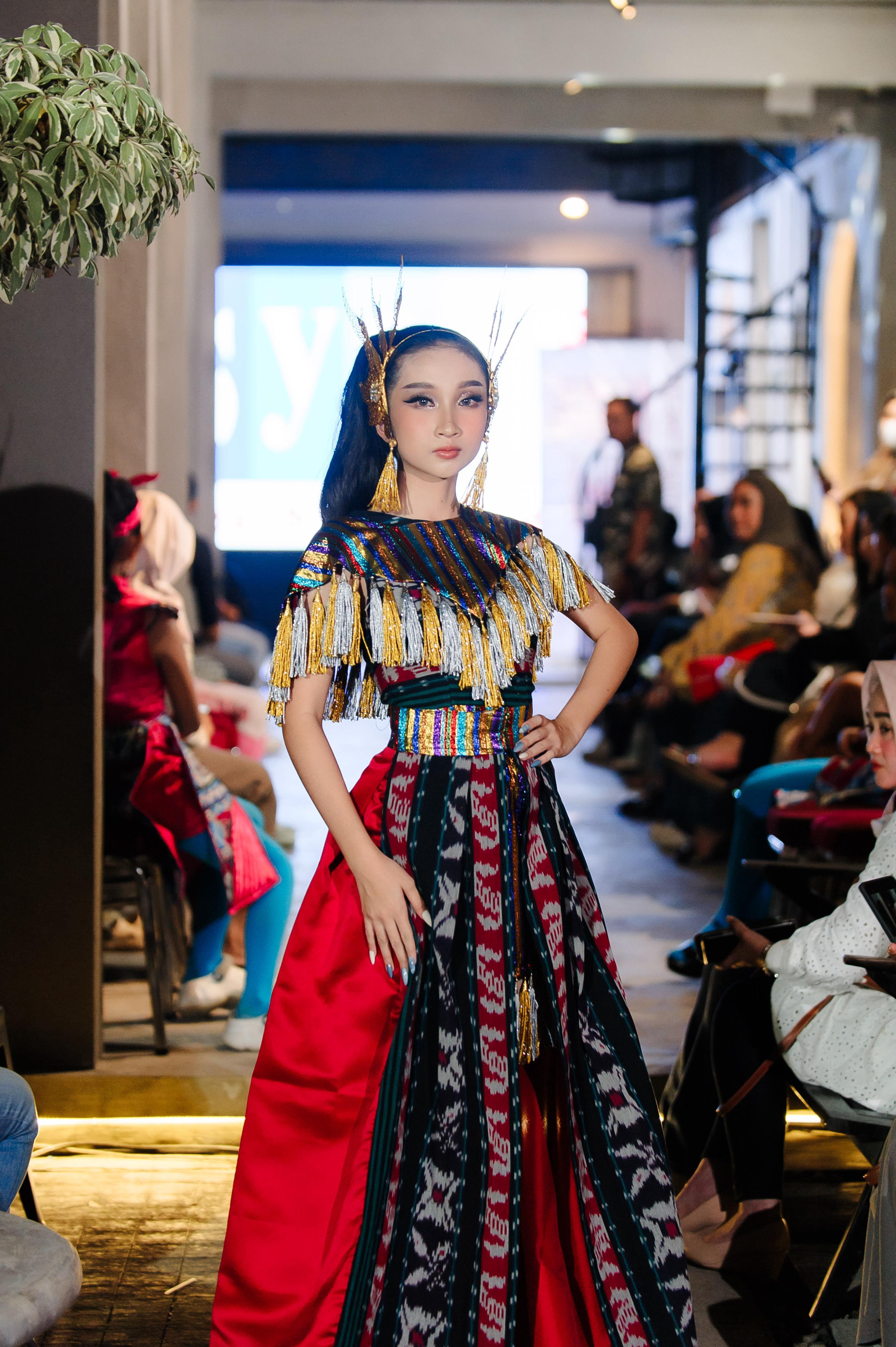 TAMPIL MEMUKAU: Laura Sabrina Hardianthi Putri Setiawan beraksi di atas panggung fashion dalam acara soft opening Alun-Alun Jember Nusantara, beberapa waktu lalu.