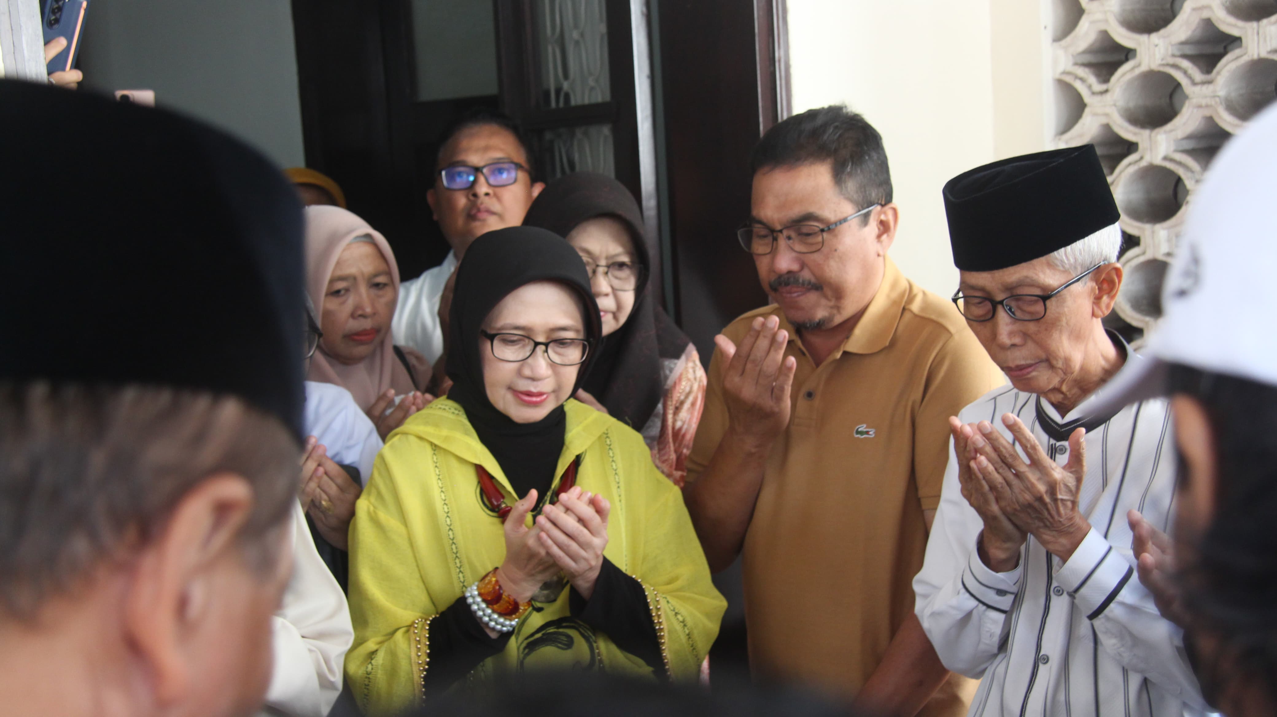 IRINGI: Sejumlah kyai beserta kepala OPD Pemkab Lumajang mendoakan keberangkatan Bunda Indah untuk pelantikan di Jakarta, kemarin. (MUHAMMAD HASBI/RAME)