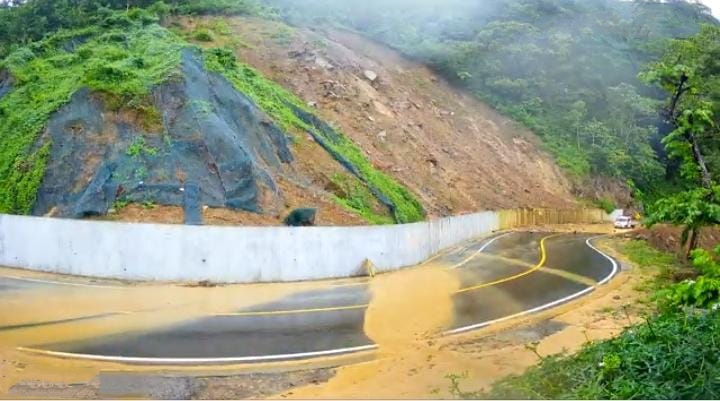 TERGENANG: Penampakan jalur Piket Nol yang terdampak lumpur setelah hujan, kemarin. (POLSEK CANDIPURO FOR RAME )