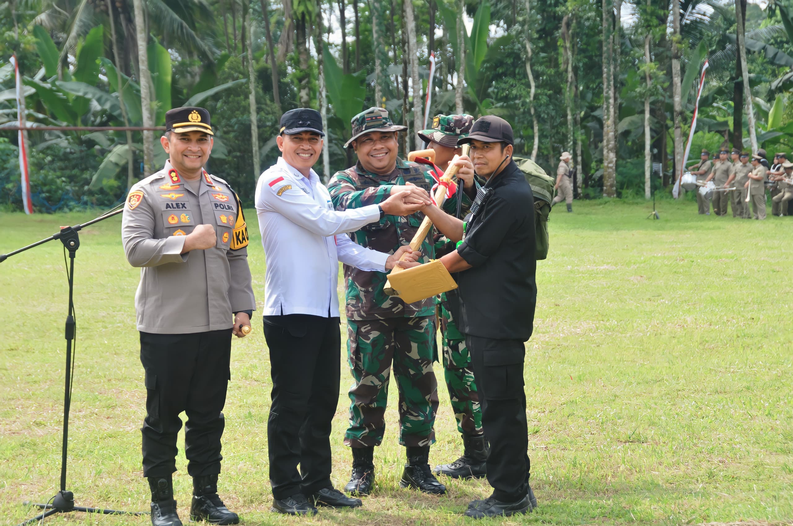 PROSESI: Upacara yang diikuti 300 peserta di lapangan Dusun Karanganyar, Desa Burno menjadi prosesi pembukaan TMMD 2025, kemarin. (KODIM 0821 LUMAJANG FOR RAME)