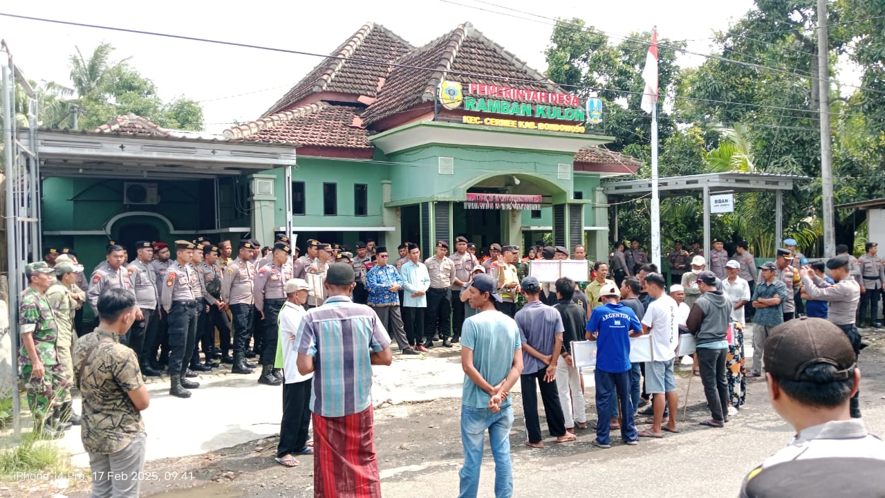 PROTES: Warga Desa Ramban Kulon berdemo di depan kantor kepala desa.