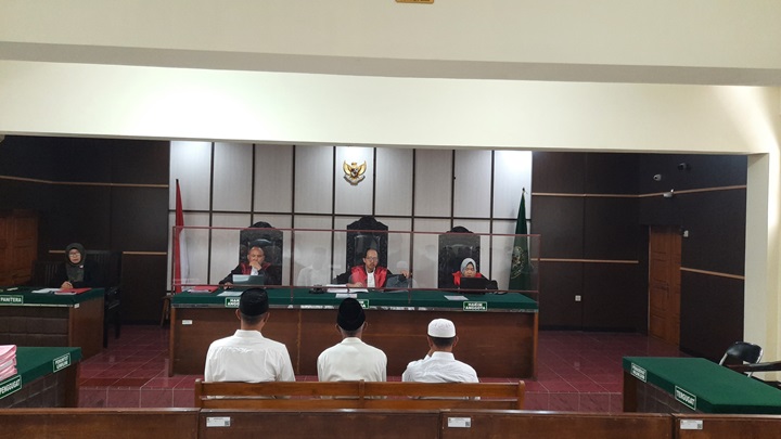 MASUK MEJA HIJAU: Tiga terdakwa berbaju putih mengikuti jalannya persidangan, kemarin, di Pengadilan Negeri Bondowoso.