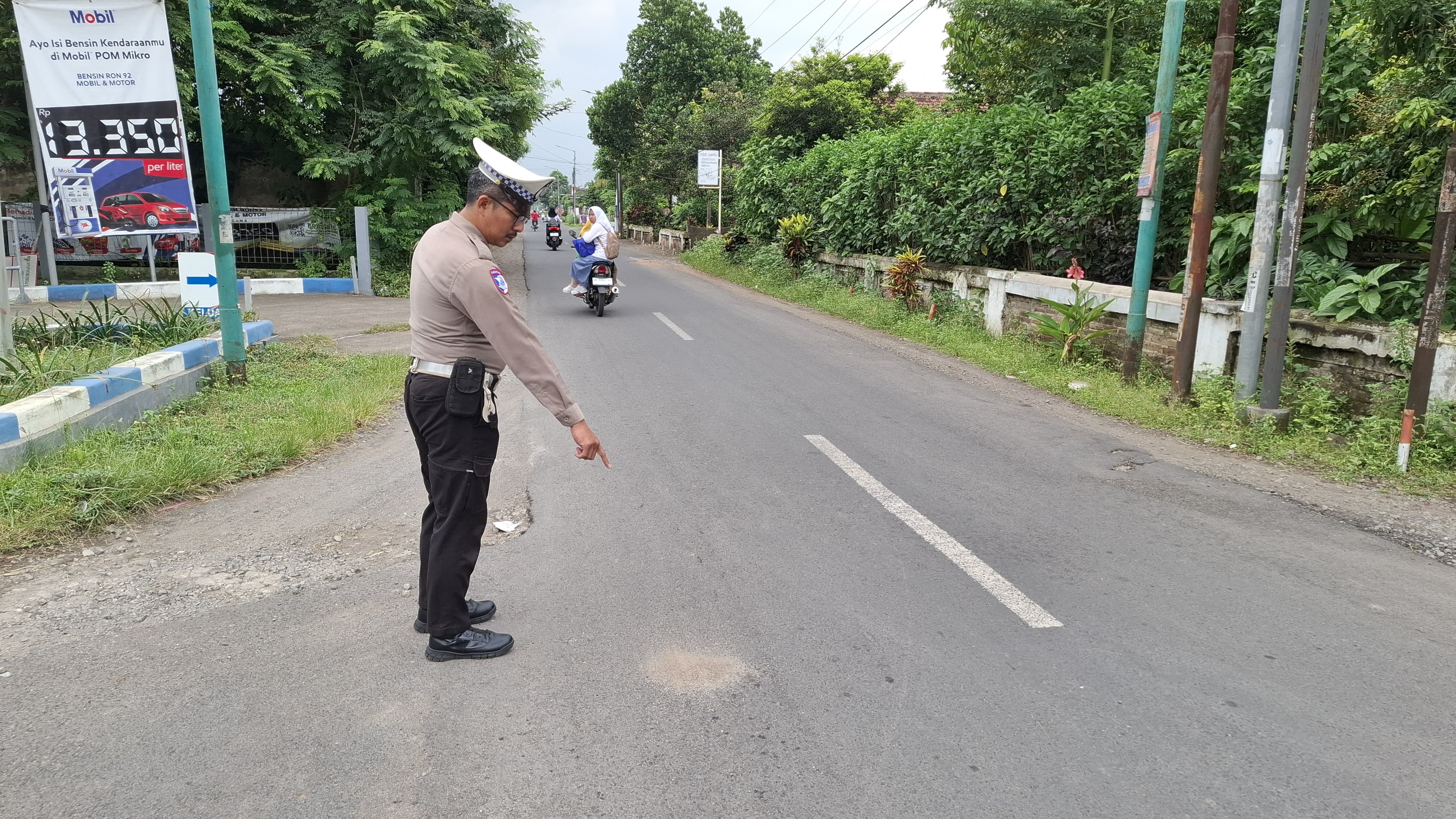 DATANGI LOKASI: Anggota Satlantas Polres Jember datang ke lokasi untuk melakukan olah tempat kejadian perkara (TKP).