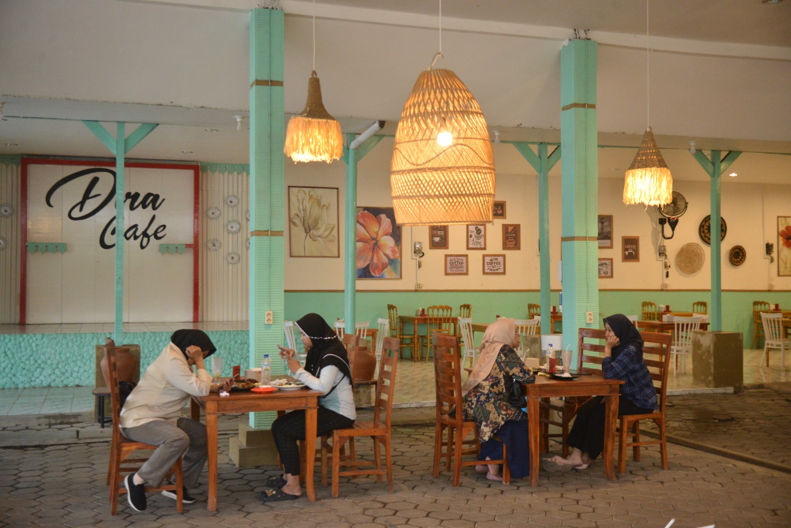 SUASANA: Dira Cafe Jalan PB Sudirman akan menjadi tempat kompetisi band akustik se-Jawa Timur yang diselenggarakan oleh JPRJ bersama Dira Grup Jember, pada 23 Februari mendatang.