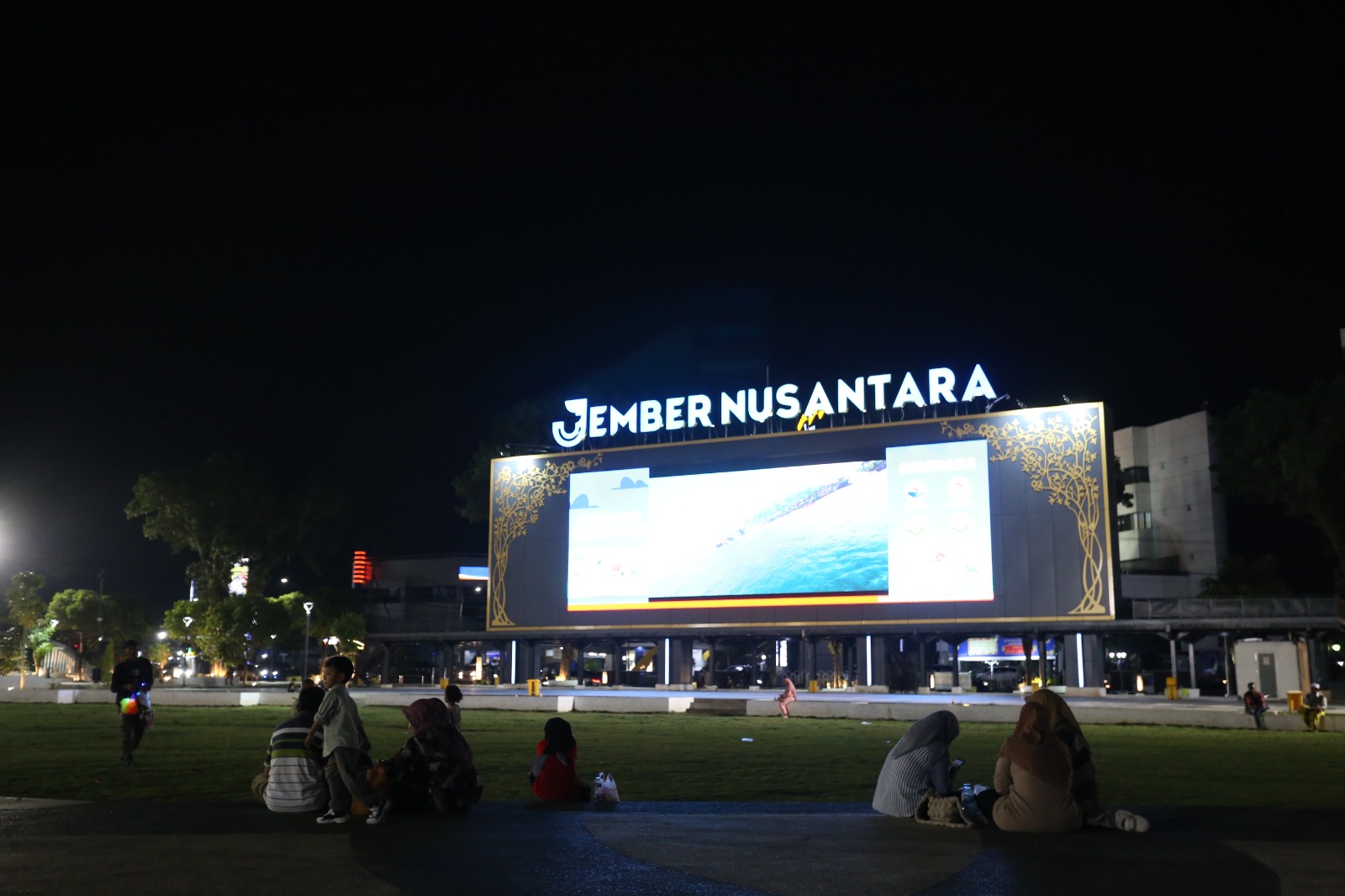 MEGAH: Pengunjung melihat tayangan megatron di Alun-Alun Jember, beberapa waktu lalu. Kini muncul wacana Megawati Hangestri bakal ditayangkan di Videotron Alun-alun.