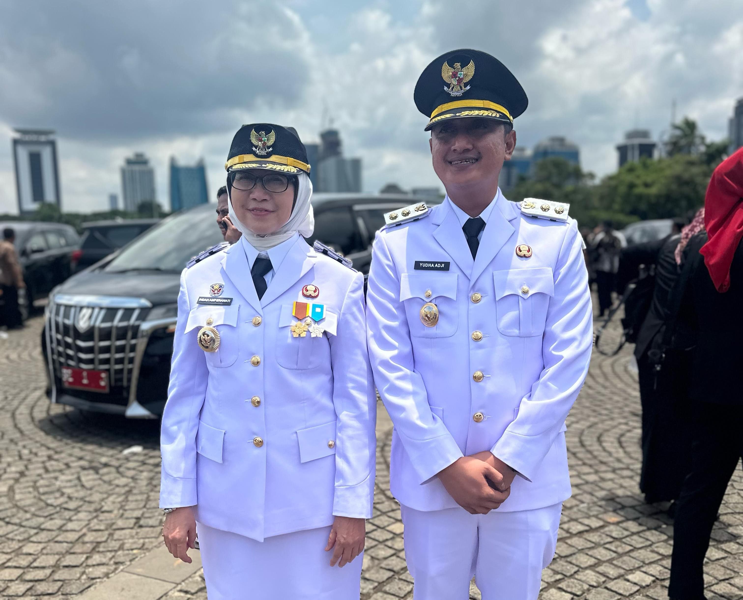 LANTIK: Bupati Lumajang Indah Amperawati (kiri) bersama Wakil Bupati Lumajang Yudha Adji Kusuma (kanan) saat bersiap mengikuti pelantikan, kemarin. (KOMINFO LUMAJANG FOR RAME)