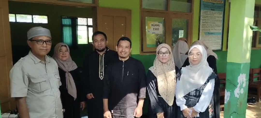 GUYUB: Beberapa dewan guru di SDN Sumberpinang 2. Delapan dari 11 guru di sekolah tersebut berstatus sebagai GTT atau guru honorer.