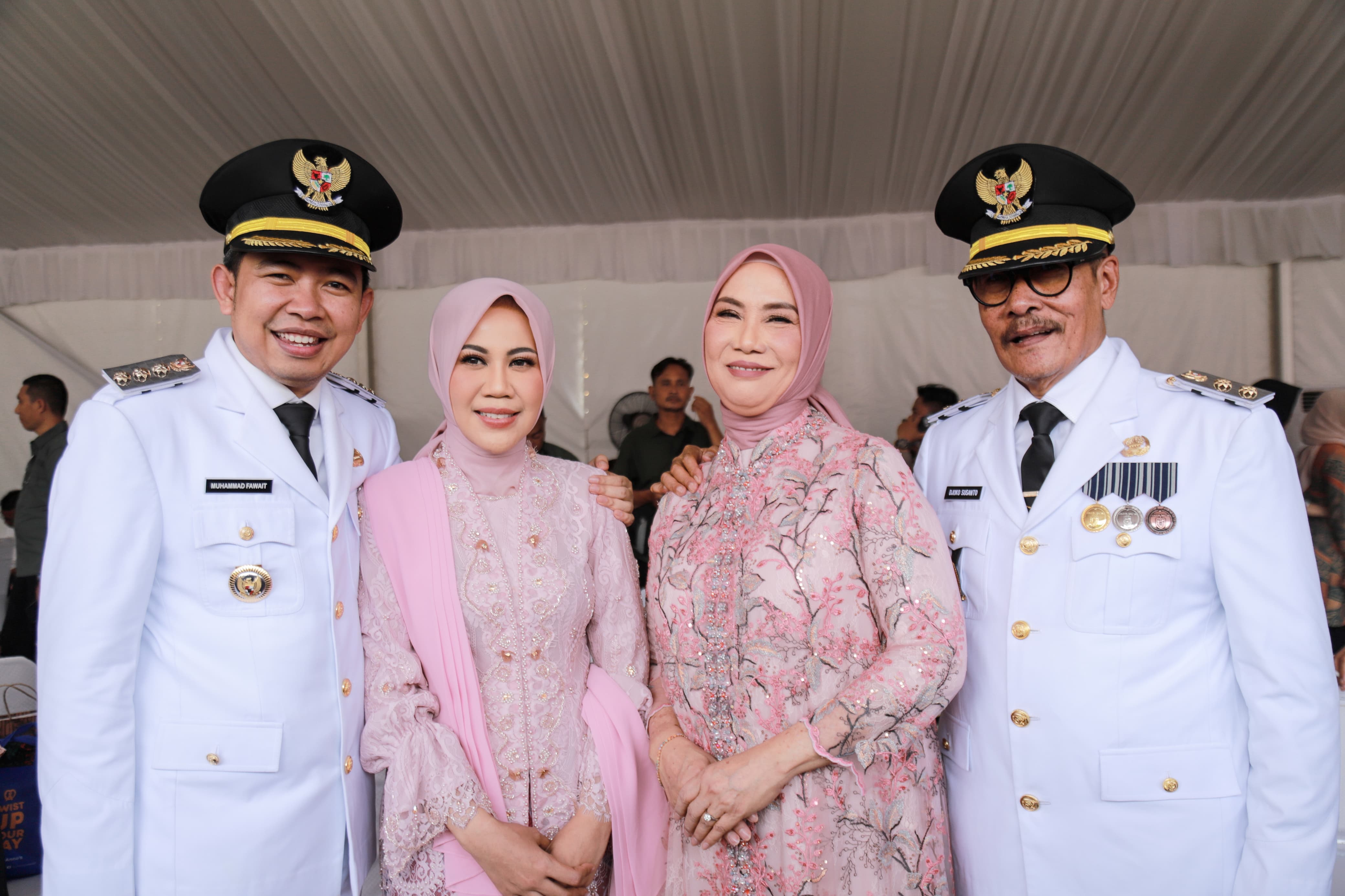 PEMIMPIN BARU: Bupati Jember Muhammad Fawait dan Ibu Bupati Gyta Eka Puspita, foto bersama Wabup Jember Djoko Susanto dan Ibu Wabup Erlinawati, seusai acara pelantikan oleh Presiden Prabowo Subianto,