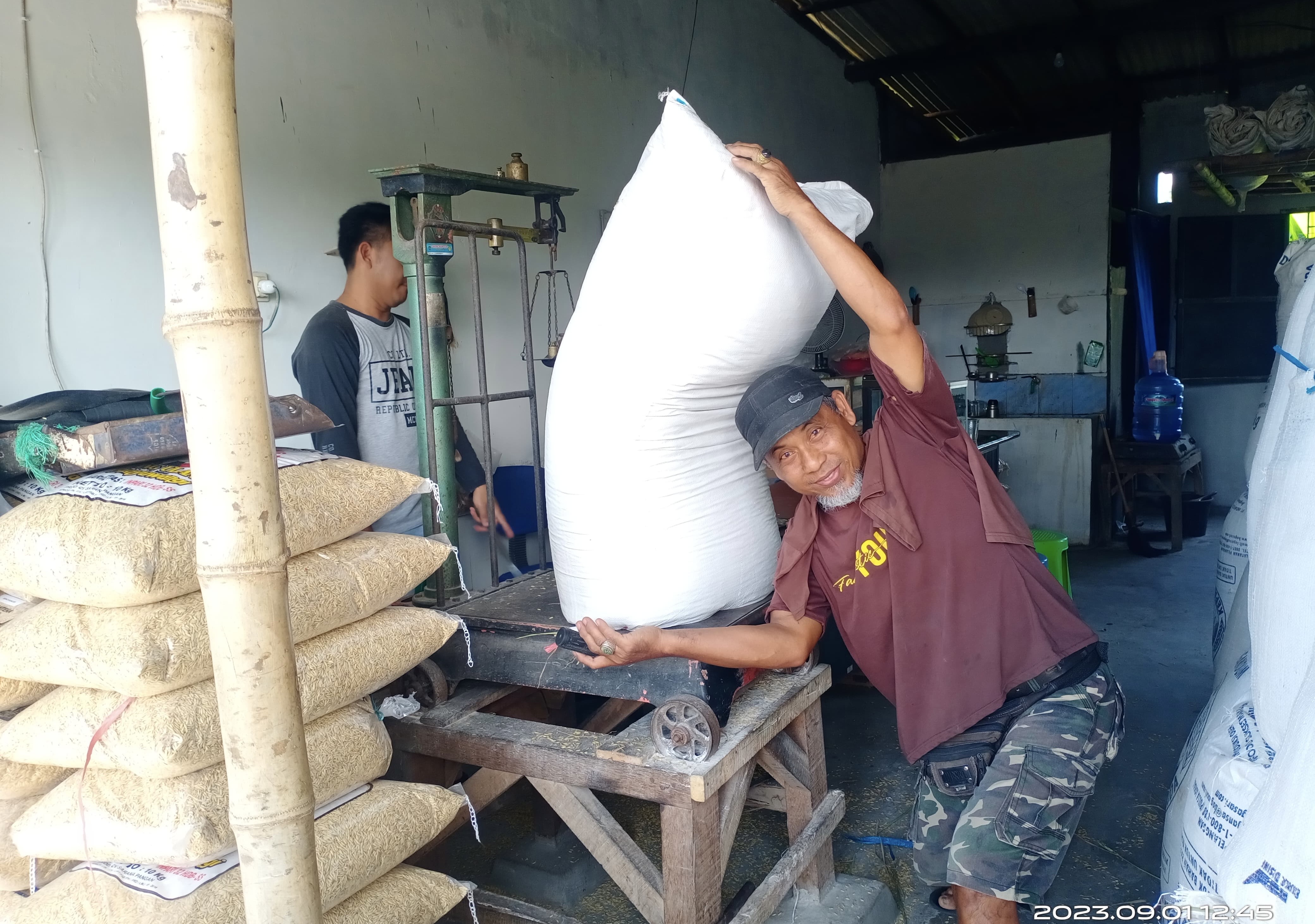 PENUH: Buruh angkut gabah melakukan penimbangan. (ADE APRYANIS/RAME)