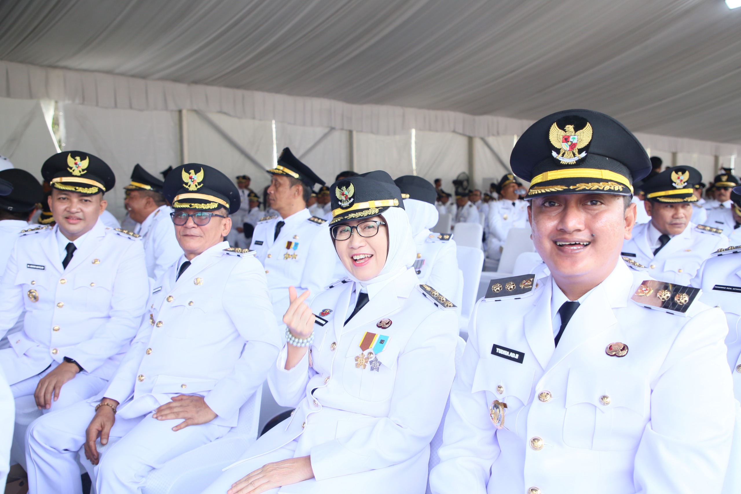 DILANTIK: Bupati Lumajang Indah Amperawati bersama Wakil Bupati Lumajang Yudha Adji Kusuma ketika menjalani pelantikan.(KOMINFO FOR RAME)