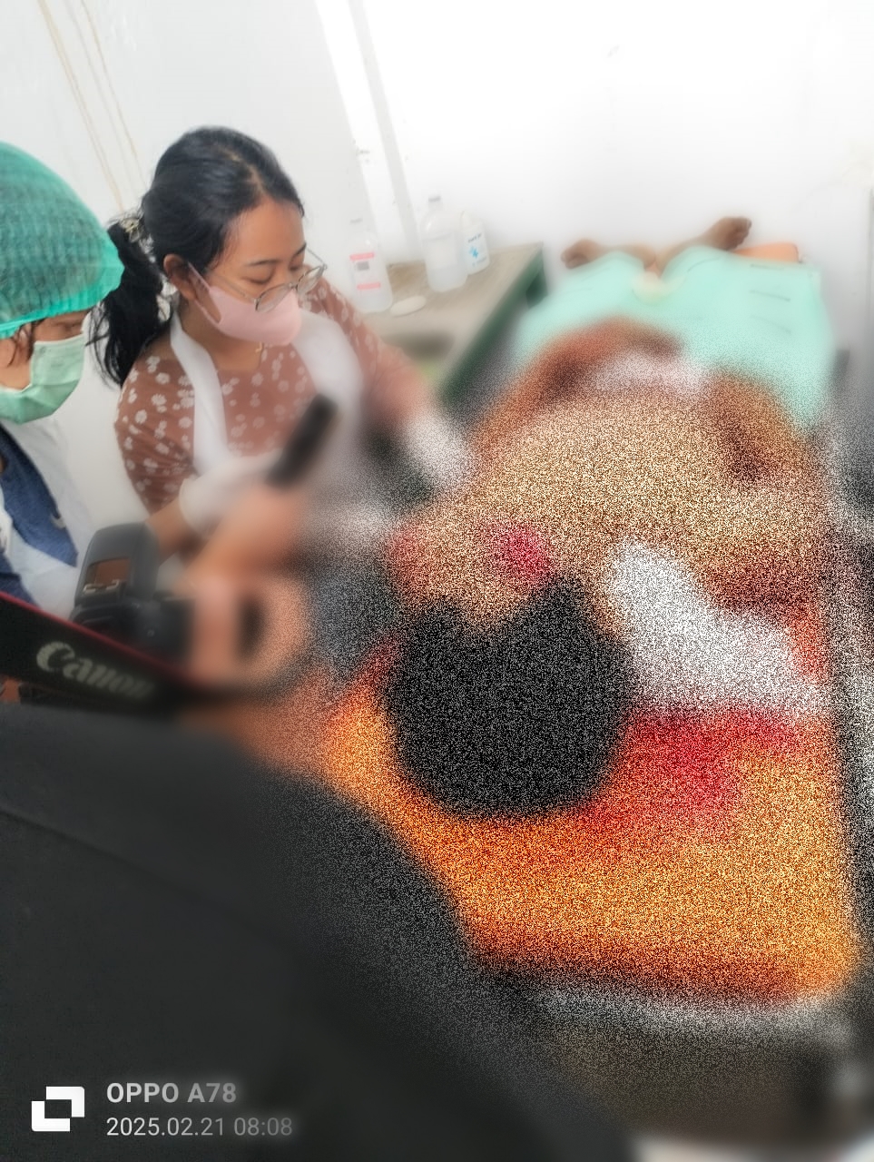 BUTUH BANTUAN: Jenazah Wahyudi, di rumah sakit setempat, usai menjadi korban begal di tanah rantau, di Papua. Tepatnya di Pelabuhan Aikai Enarotali, Kampung Aikai, Distrik Paniai Timur