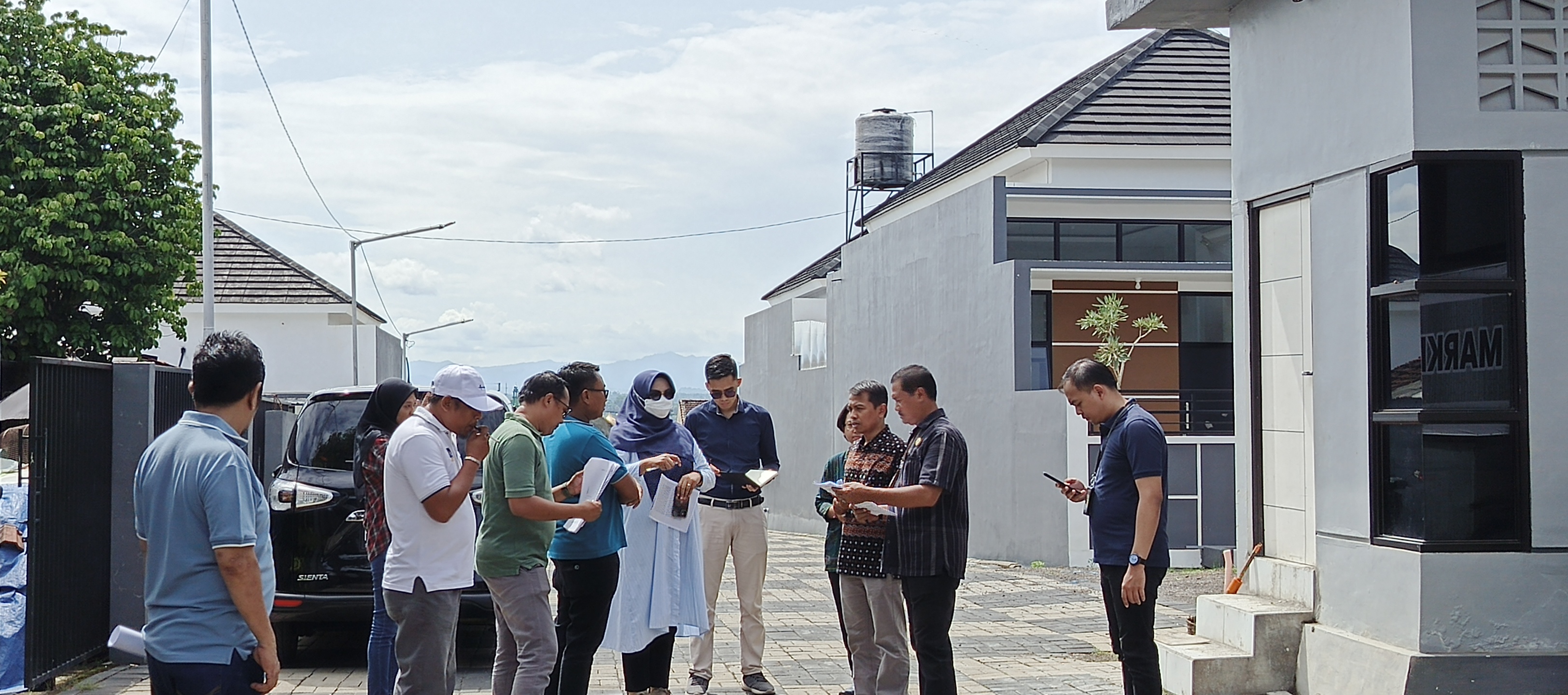 CEK LOKASI: Peninjauan tanah sengketa yang dipimpin hakim PN Jember, kuasa hukum tergugat, penggugat, di salah satu perumahan sekitar Kantor Kecamatan Patrang, kemarin pagi (21/2).