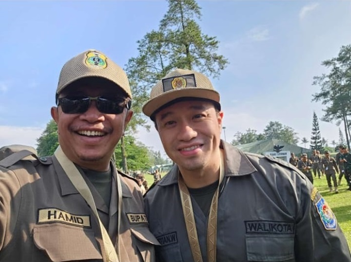 IKUT RETRET: Bupati Bondowoso Abdul Hamid (kiri) bersama Christian Widodo, Wali Kota Kupang, mengikuti retret di Akmil Magelang, Jawa Tengah.