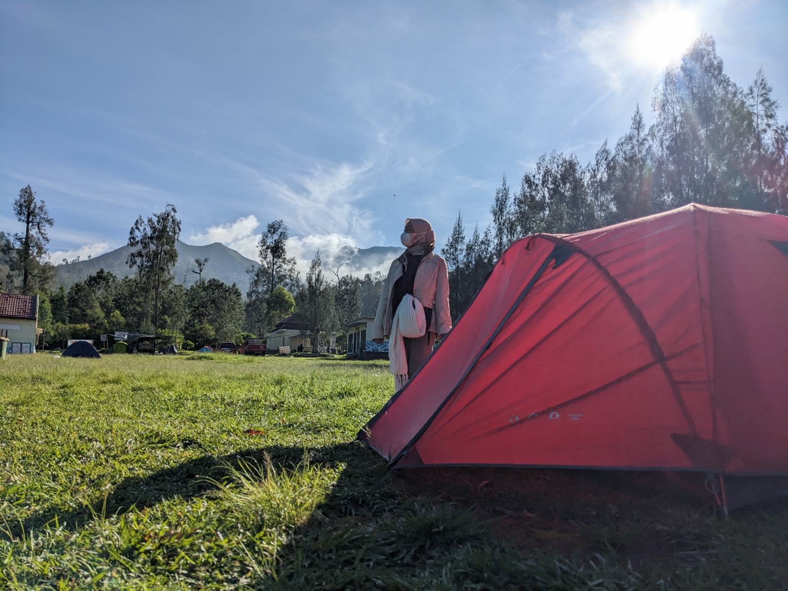 INDAH: Pemandangan Bumi Perkemahan Paltuding yang menghadap langsung ke Gunung Ijen.